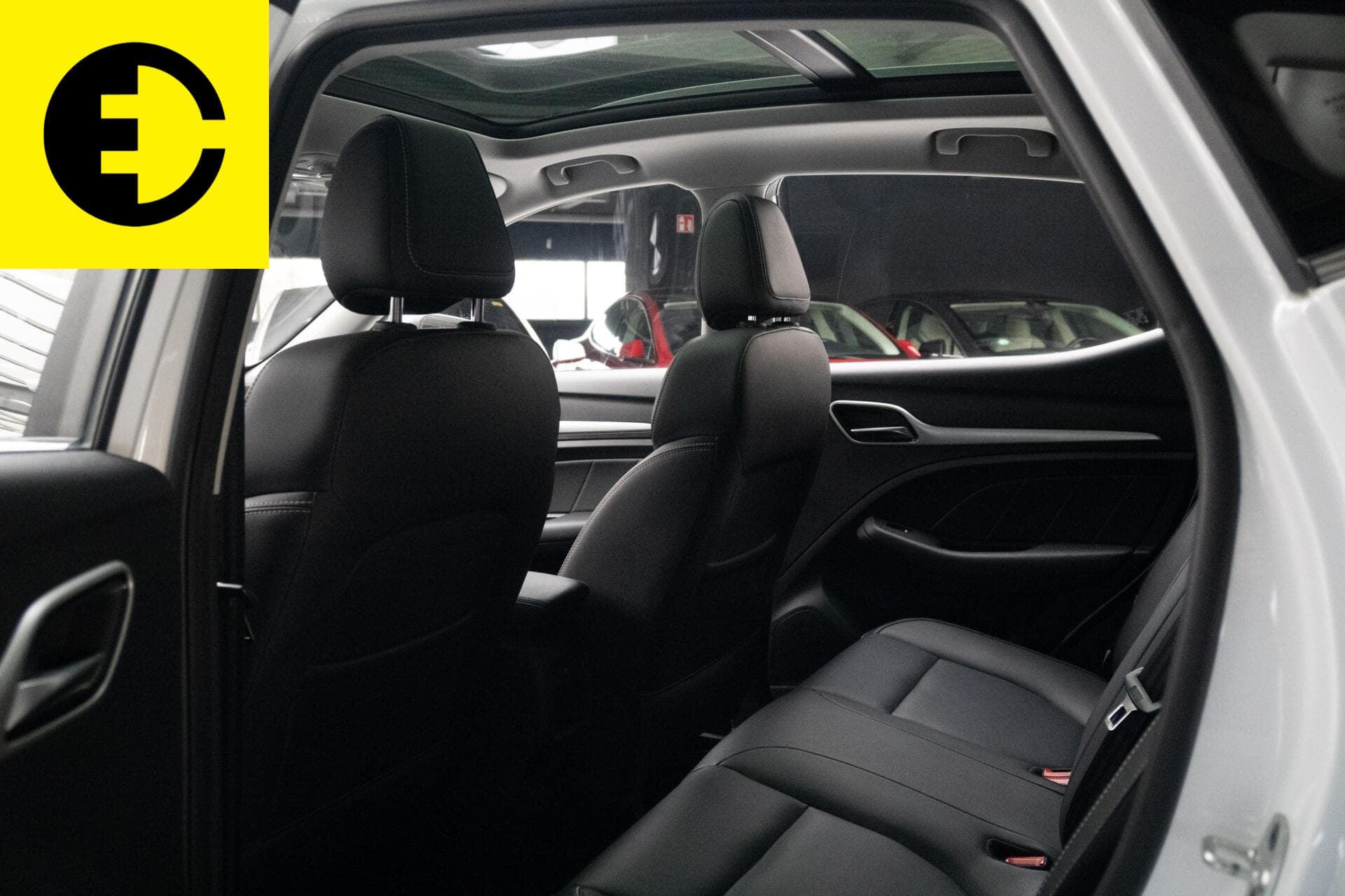 MG ZS EV Luxury 45 kWh | Stoelverwarming | Pano dak | Apple CarPlay / Android auto – foto 6