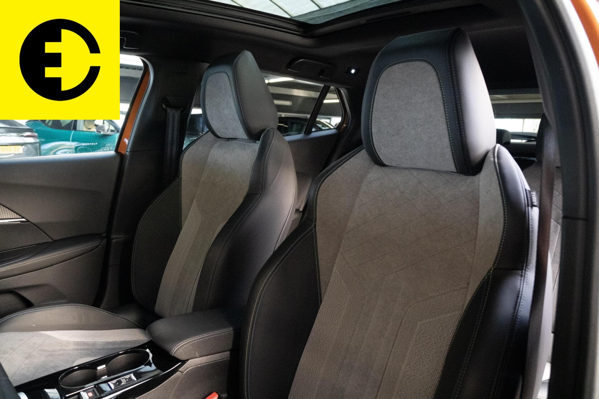 Peugeot e-2008 EV GT 50 kWh | Stoelverwarming | Camera | Apple CarPlay\ Android auto – foto 4
