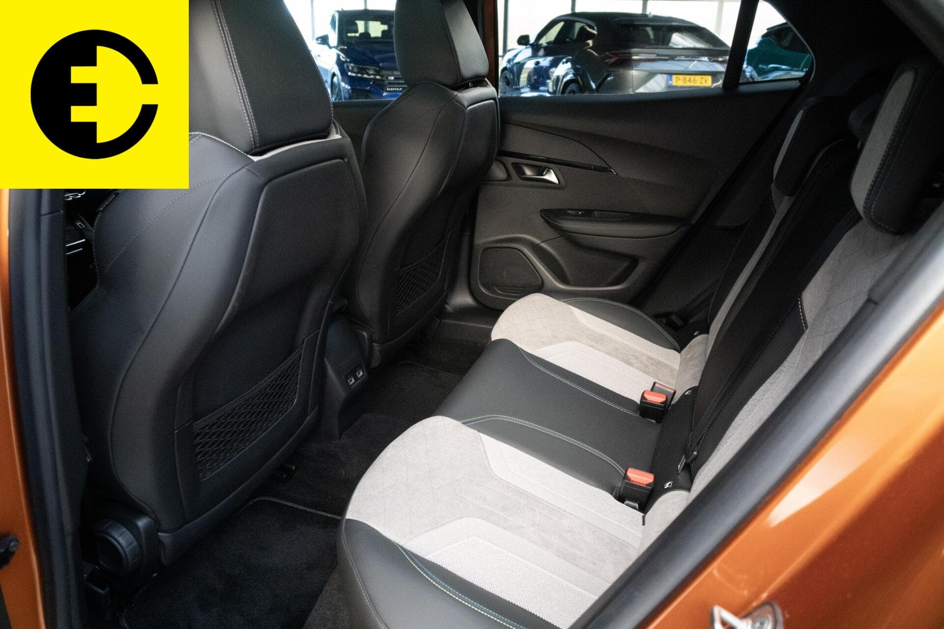 Peugeot e-2008 EV GT 50 kWh | Stoelverwarming | Camera | Apple CarPlay\ Android auto – foto 5