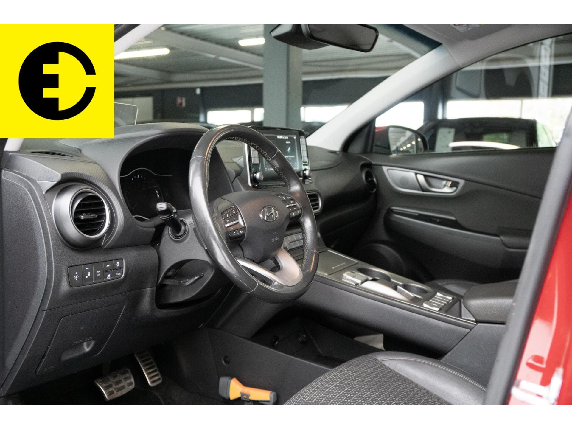 Hyundai Kona EV Premium 64 kWh | SOH 93,4% | Stoelverkoeling | HUD | Stuurverwarming – foto 4